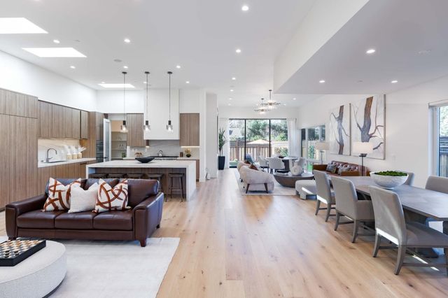 1686 Parkhills Avenue, Los Altos, CA 94024