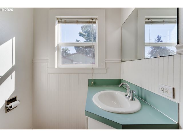 1985 17TH St, Springfield, OR 97477