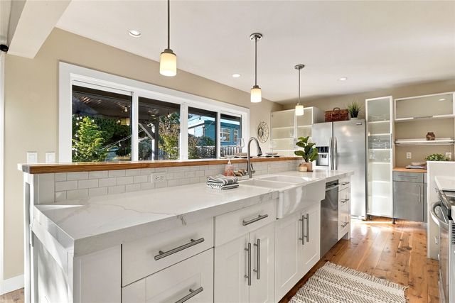 8423 40th Avenue SW, Seattle, WA 98136