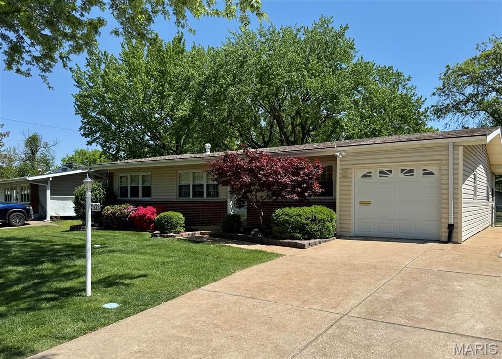 1330 Spring Valley Drive, Florissant, MO 63033