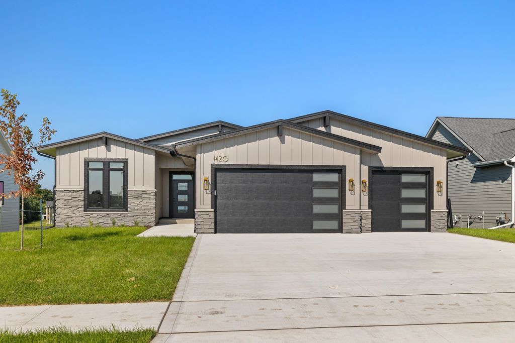 1420 NW Alderleaf Drive, Waukee, IA 50263