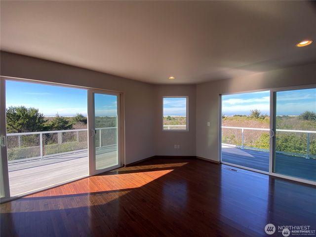 189 S Sand Dune Avenue SW, Ocean Shores, WA 98569