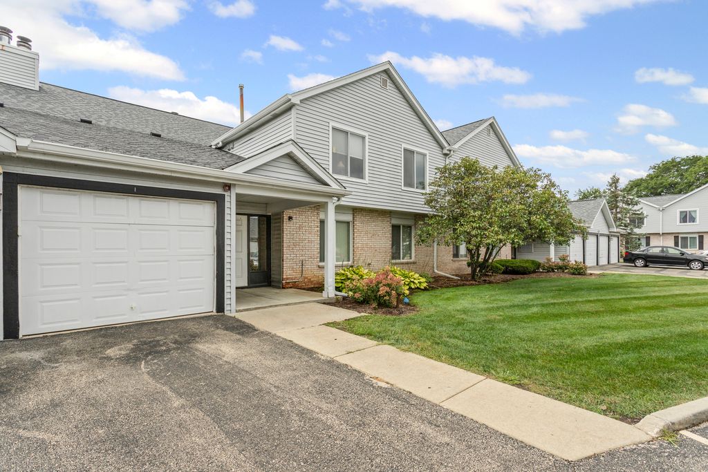 7050 Brighton Court 204, Woodridge, IL 60517