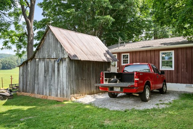 1364 Country Club Rd, Sparta, TN 38583