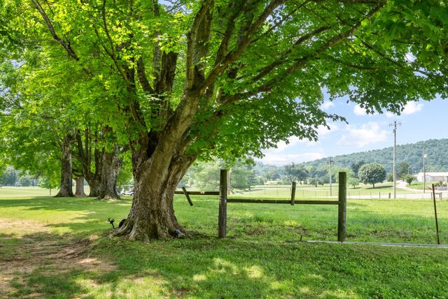 1364 Country Club Rd, Sparta, TN 38583