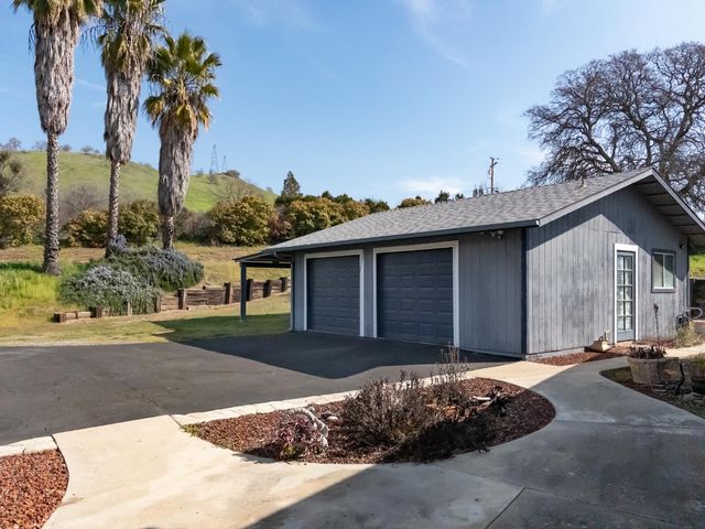 38075 Willowood Lane, Yokuts Valley, CA 93675