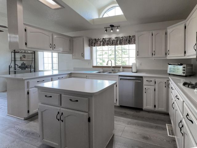 38075 Willowood Lane, Yokuts Valley, CA 93675