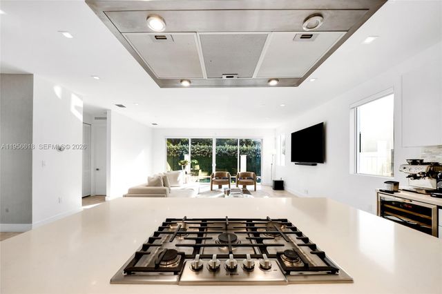 7541 NW 97th Ct, Doral, FL 33178