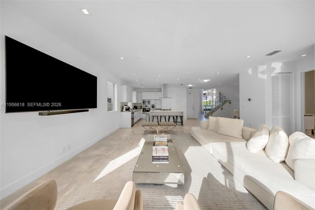 7541 NW 97th Ct, Doral, FL 33178