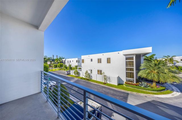 7541 NW 97th Ct, Doral, FL 33178