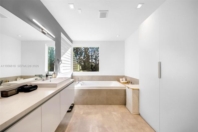 7541 NW 97th Ct, Doral, FL 33178