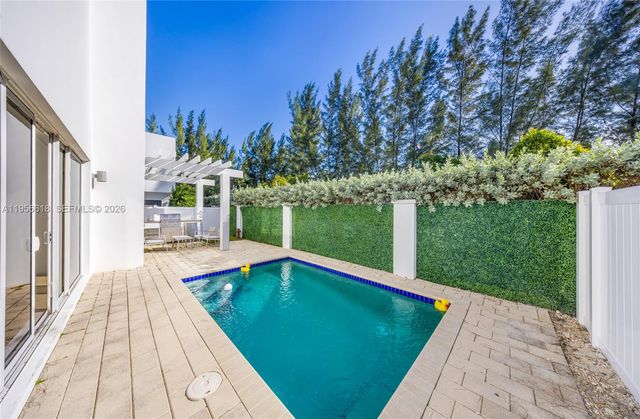 7541 NW 97th Ct, Doral, FL 33178