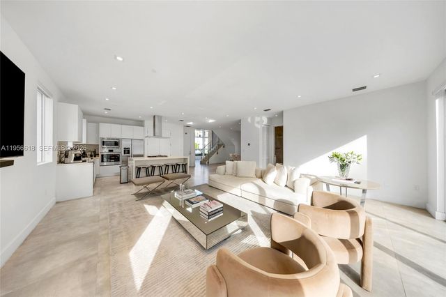 7541 NW 97th Ct, Doral, FL 33178