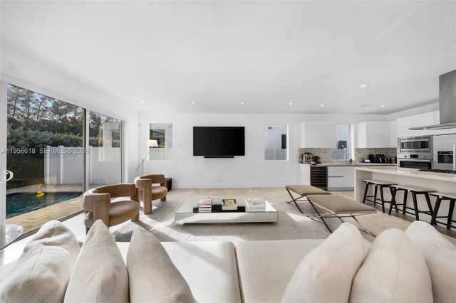 7541 NW 97th Ct, Doral, FL 33178