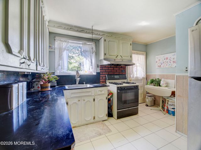 224 Chatham Avenue, Oakhurst, NJ 07755