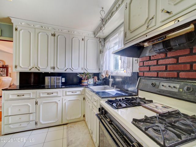 224 Chatham Avenue, Oakhurst, NJ 07755