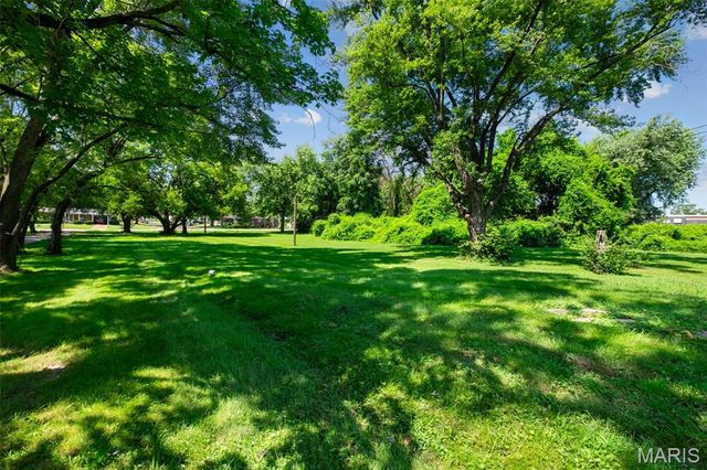 1625 Charbonier Road, Florissant, MO 63031