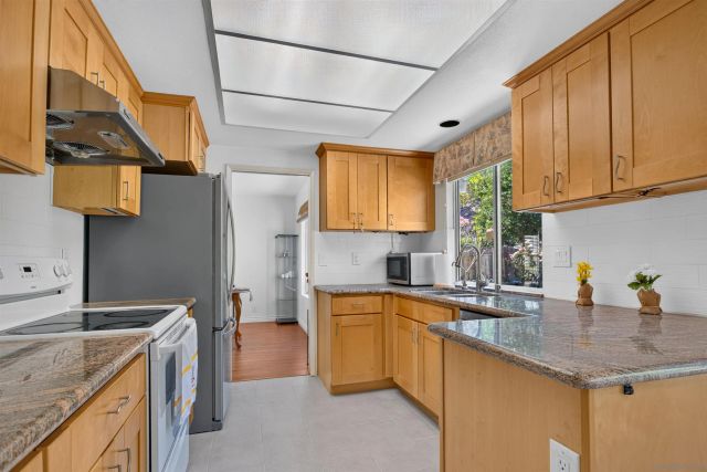 2141 Emberwood Way, Escondido, CA 92029