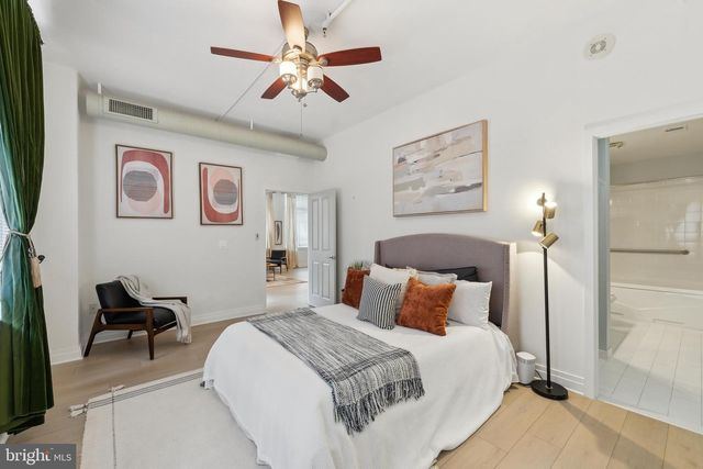 4490 MARKET COMMONS DR #202, Fairfax, VA 22033