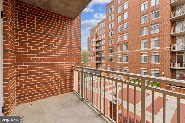 4490 MARKET COMMONS DR #202, Fairfax, VA 22033