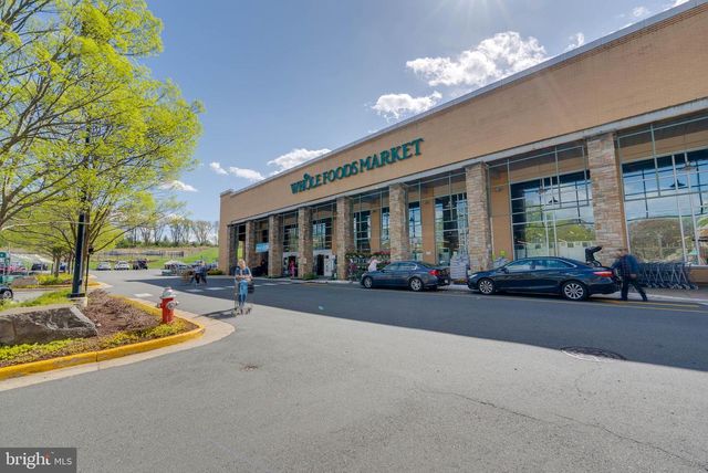 4490 MARKET COMMONS DR #202, Fairfax, VA 22033