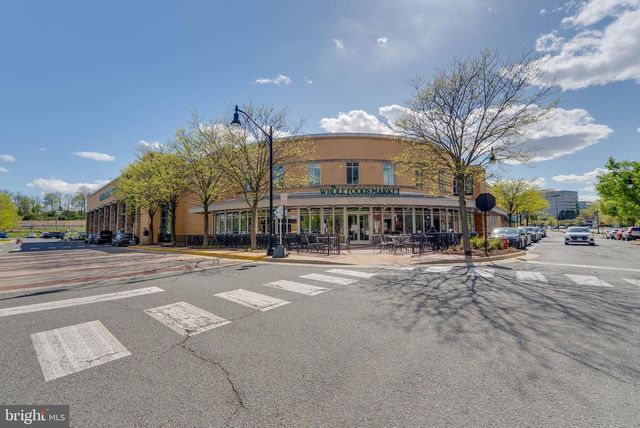 4490 MARKET COMMONS DR #202, Fairfax, VA 22033