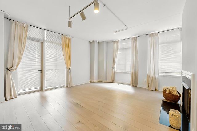 4490 MARKET COMMONS DR #202, Fairfax, VA 22033