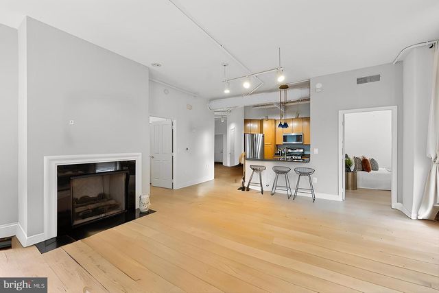 4490 MARKET COMMONS DR #202, Fairfax, VA 22033