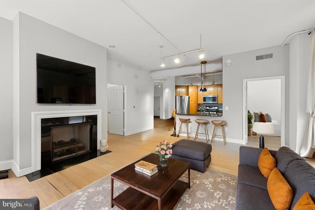 4490 MARKET COMMONS DR #202, Fairfax, VA 22033