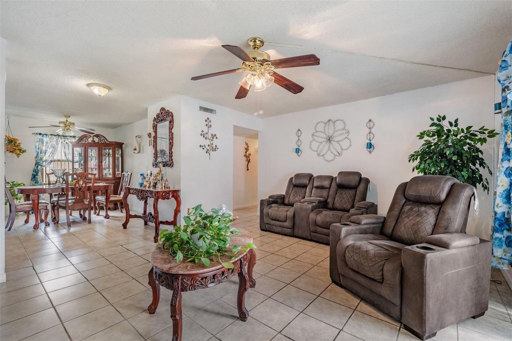 Image 11 of property listing at 7210 N MANHATTAN AVENUE 1913, Tampa, FL 33614
