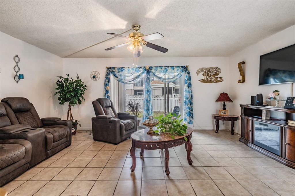 Image 12 of property listing at 7210 N MANHATTAN AVENUE 1913, Tampa, FL 33614