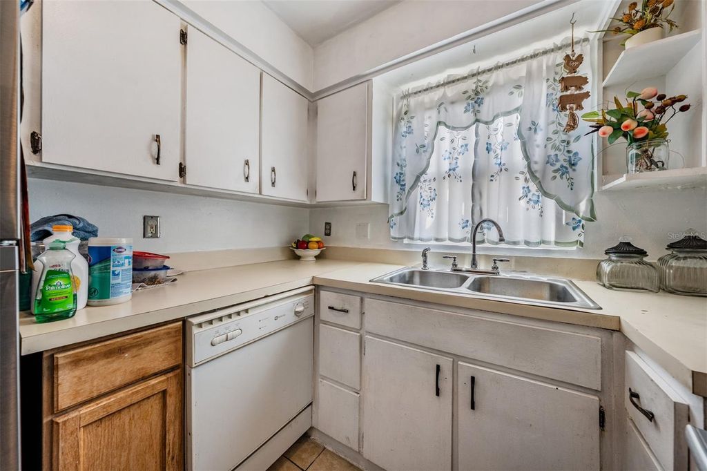 Image 18 of property listing at 7210 N MANHATTAN AVENUE 1913, Tampa, FL 33614