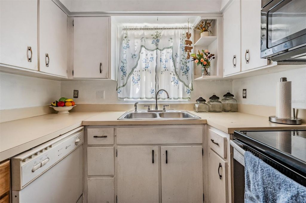 Image 19 of property listing at 7210 N MANHATTAN AVENUE 1913, Tampa, FL 33614