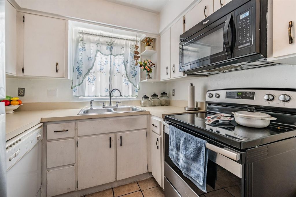 Image 20 of property listing at 7210 N MANHATTAN AVENUE 1913, Tampa, FL 33614