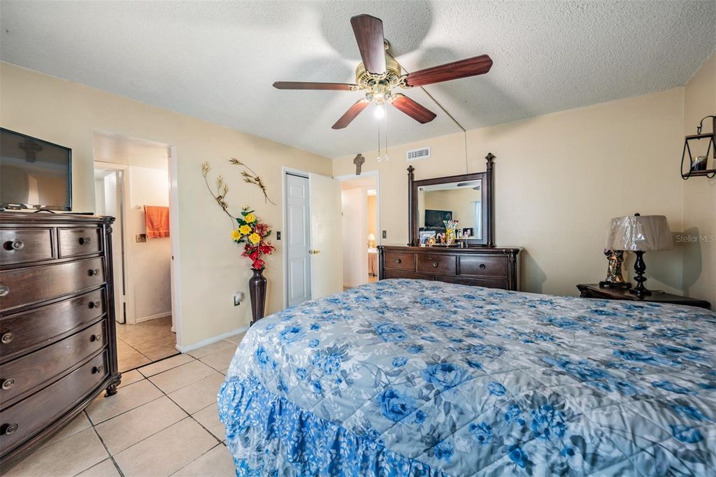 Image 27 of property listing at 7210 N MANHATTAN AVENUE 1913, Tampa, FL 33614