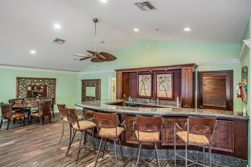 Image 32 of property listing at 7210 N MANHATTAN AVENUE 1913, Tampa, FL 33614