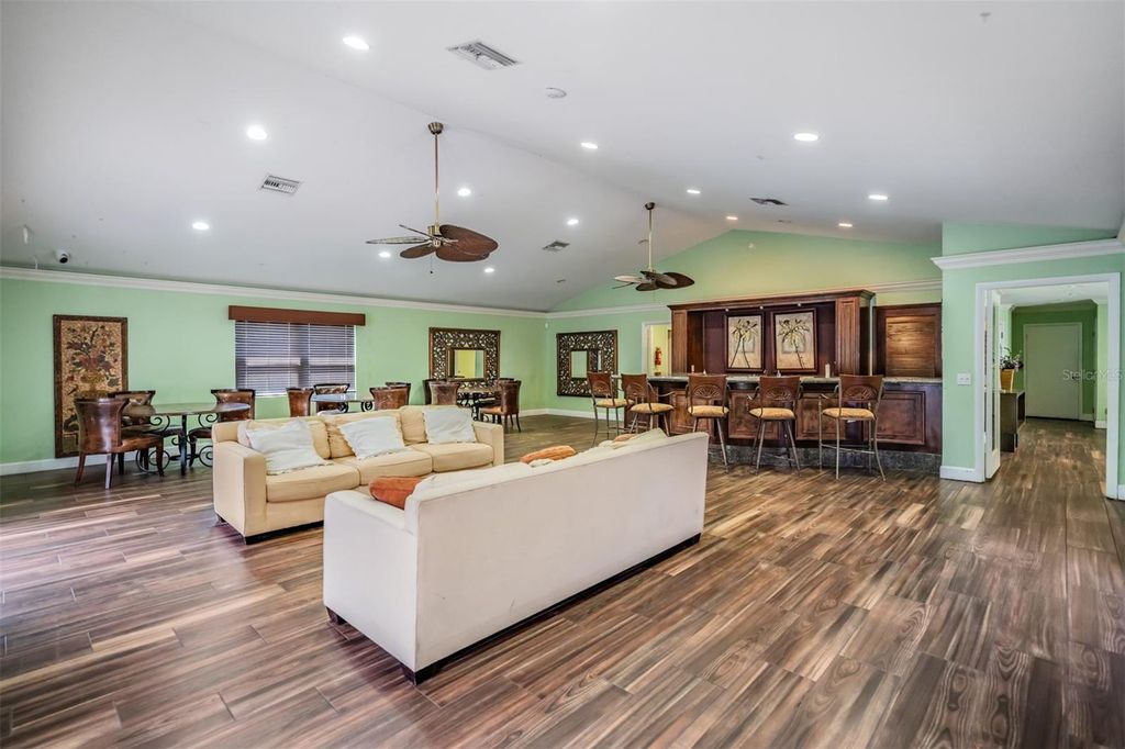 Image 33 of property listing at 7210 N MANHATTAN AVENUE 1913, Tampa, FL 33614