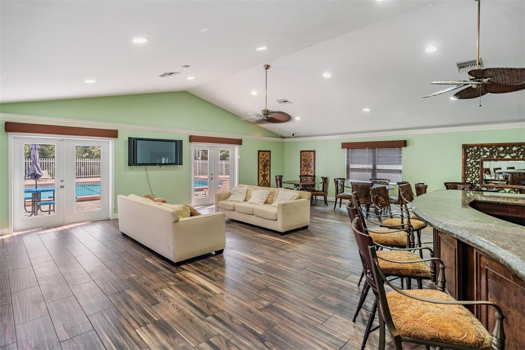 Image 34 of property listing at 7210 N MANHATTAN AVENUE 1913, Tampa, FL 33614