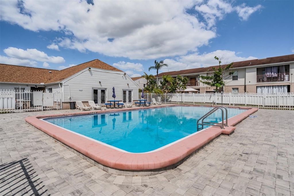 Image 35 of property listing at 7210 N MANHATTAN AVENUE 1913, Tampa, FL 33614
