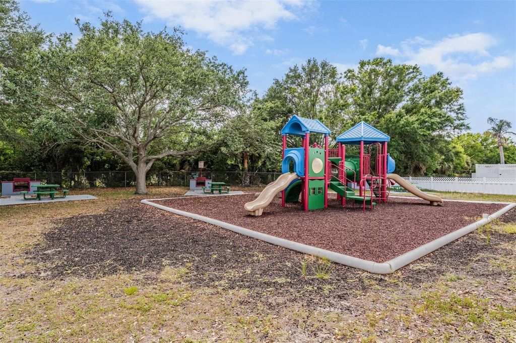 Image 38 of property listing at 7210 N MANHATTAN AVENUE 1913, Tampa, FL 33614