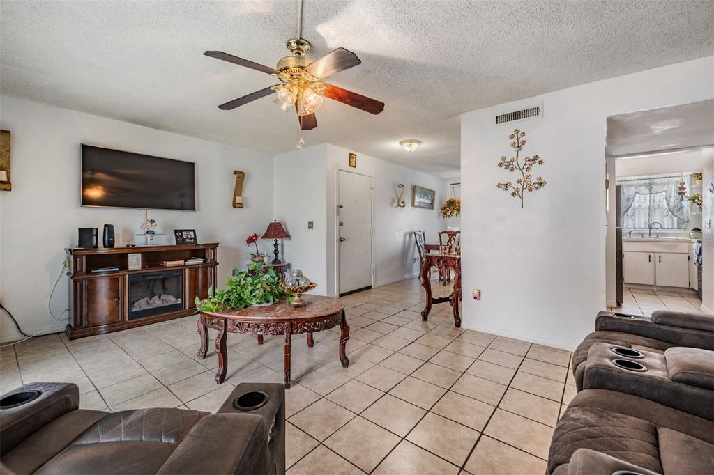 Image 9 of property listing at 7210 N MANHATTAN AVENUE 1913, Tampa, FL 33614