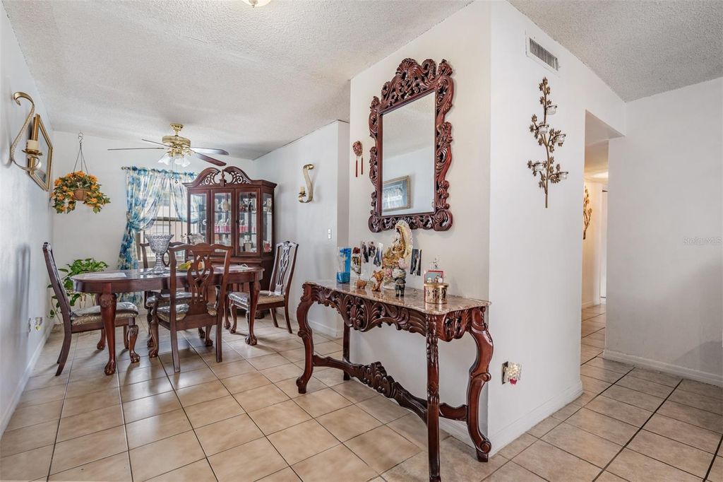 Image 10 of property listing at 7210 N MANHATTAN AVENUE 1913, Tampa, FL 33614