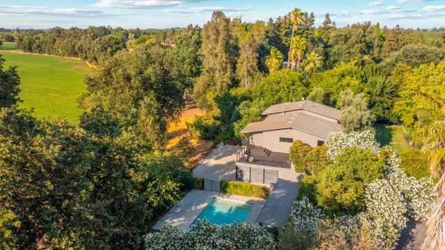 2561 Ladd Rd, Modesto, CA 95356