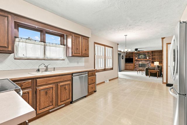 702 W Iowa Street, Eldridge, IA 52748