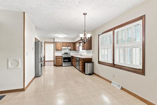 702 W Iowa Street, Eldridge, IA 52748