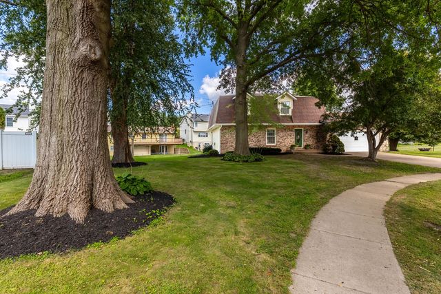 702 W Iowa Street, Eldridge, IA 52748