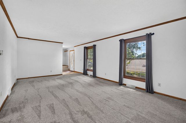 702 W Iowa Street, Eldridge, IA 52748