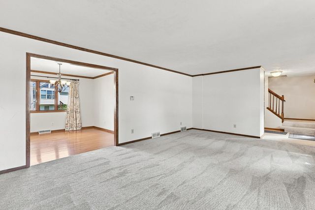 702 W Iowa Street, Eldridge, IA 52748