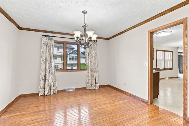 702 W Iowa Street, Eldridge, IA 52748