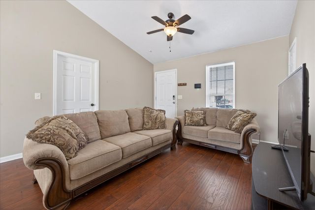 308 Hunter Owens Ct, Oak Grove, KY 42262